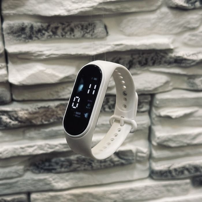 PulseTime: Елегантен Дигитален Часовник – Наличен в Черно и Бяло