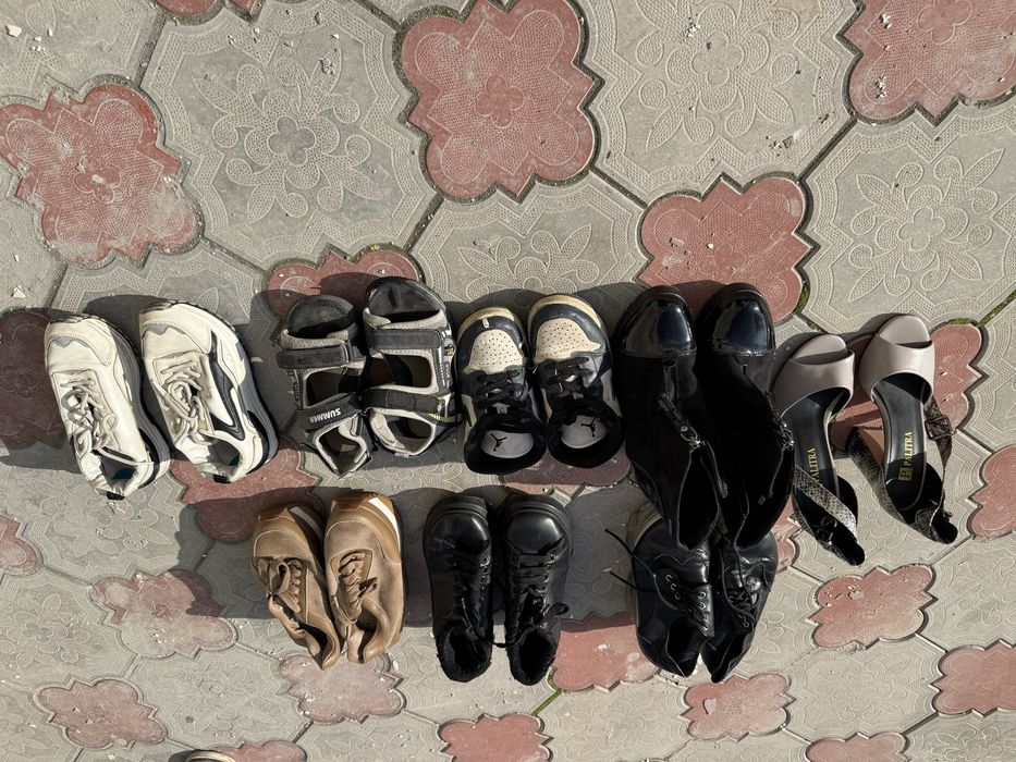 Аяқ киімдер и киімдер бар тегін. Адрес: мкр Асар