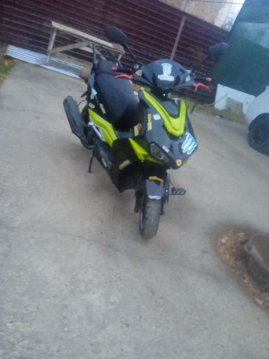 Скутер на ходу.