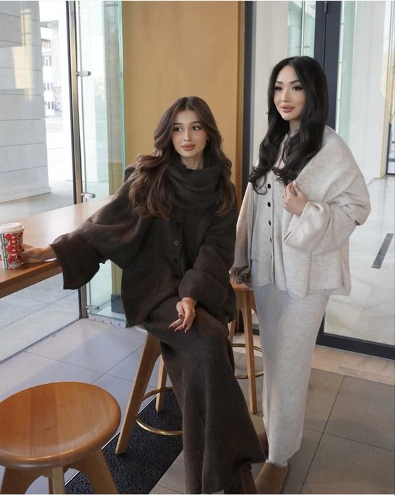 Коричневый тройка с шарфом