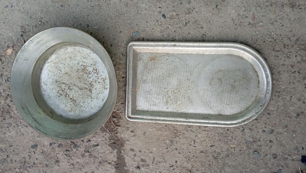 Подносы пластмассовые и железные