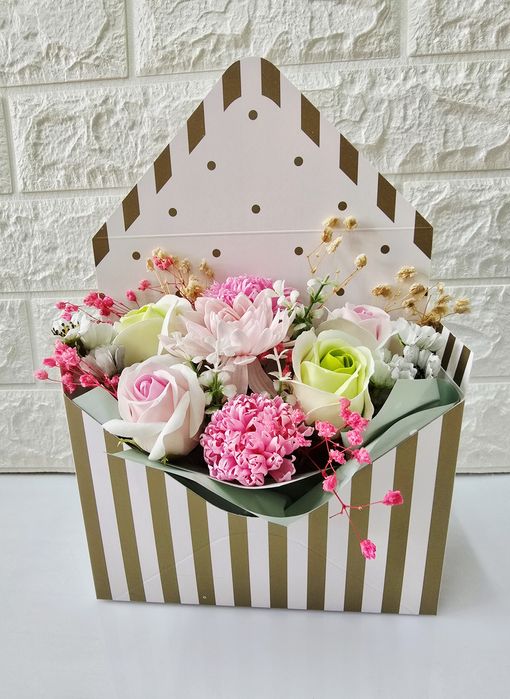 Аранжировка от сапунени рози и цветя