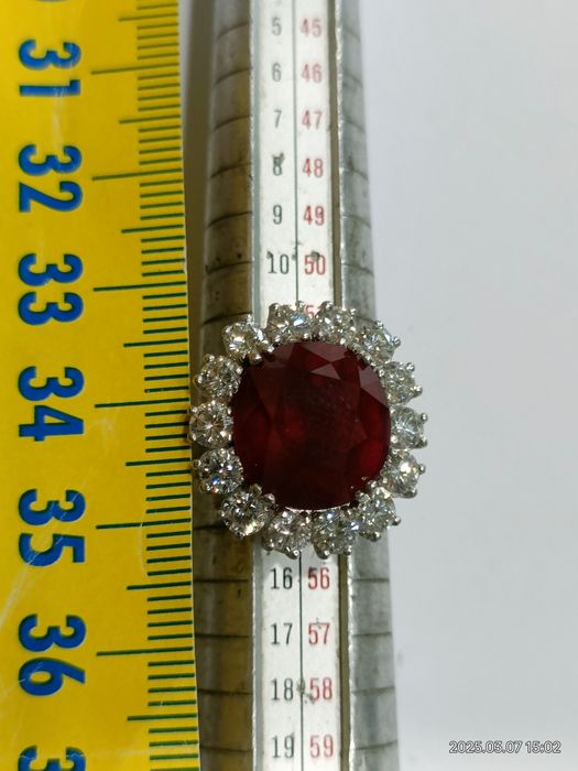 Vind inel din aur 18kt cu diamante 2,3ct și rubin 13,75ct
