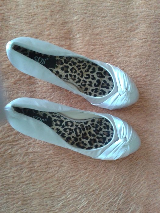 Дамски обувки и сандали от естесвена кожа