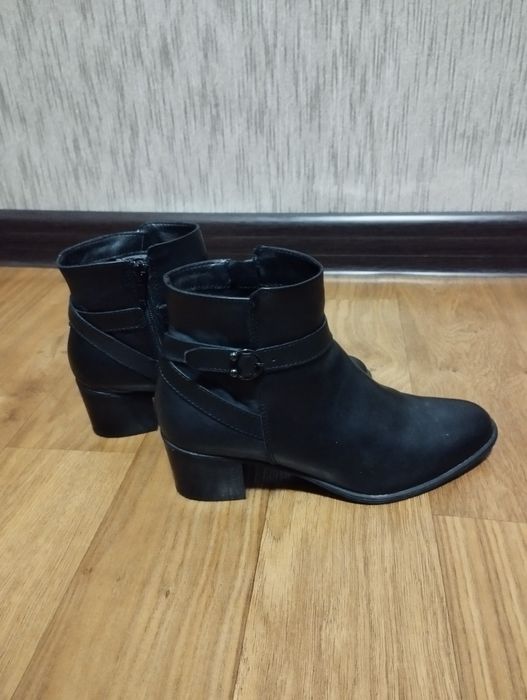 Продам женские ботинки