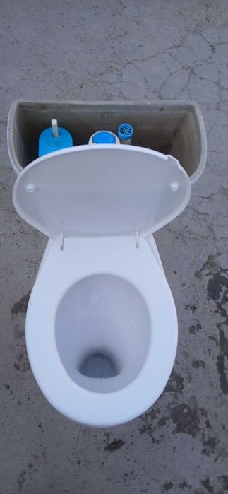 Б/у унитаз сотилади. Бачогини копкоги йук. Вактинчалик ишлатишга.