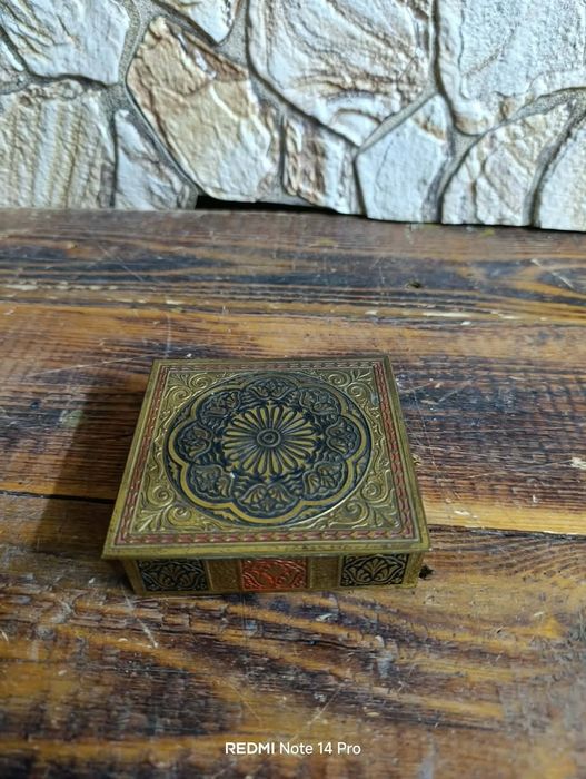 Стара кашпа и кутия