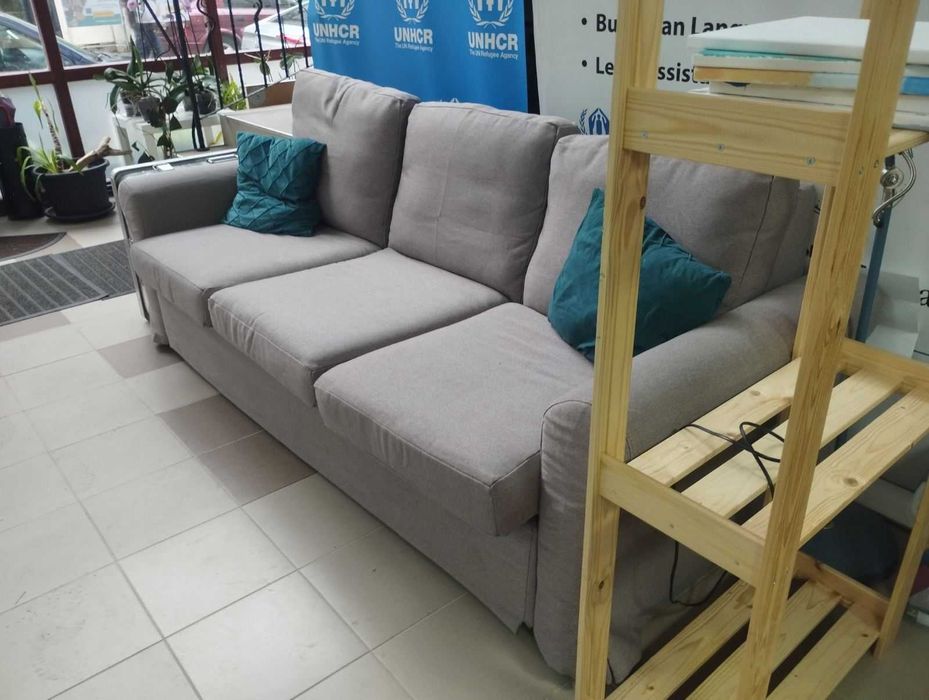 Продавам троен диван