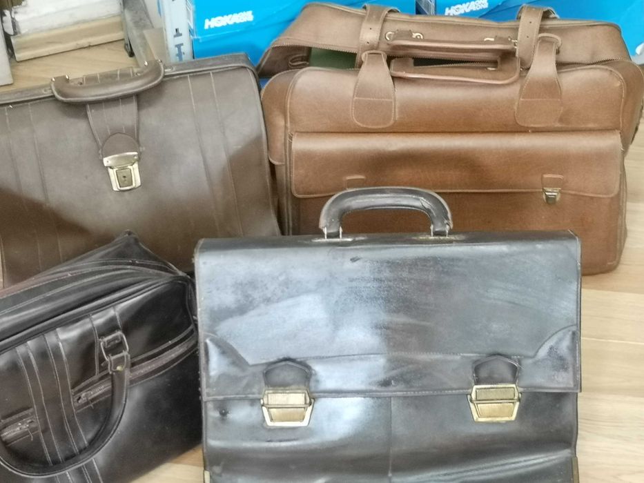 Продавам стари дипломатически чанти