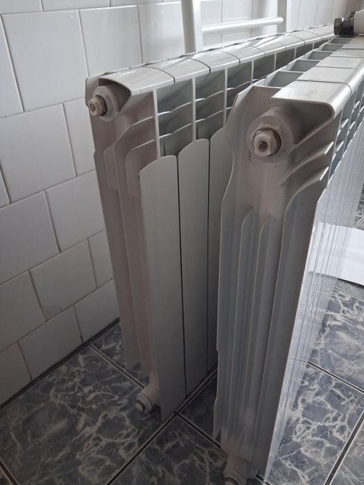 Radiatoare aluminiu - 2 calorifere cu 10 elemenți, 1 baie. cu robineți  , 2 robineți termici ,2 retur.