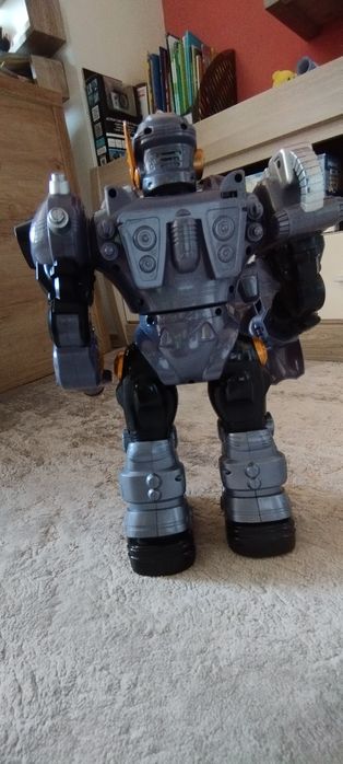 Интерактивен робот за деца