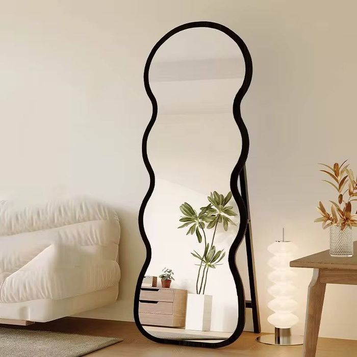 Современное волнистое напольное зеркало.