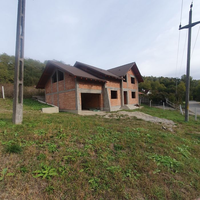 casa de vanzare la rosu