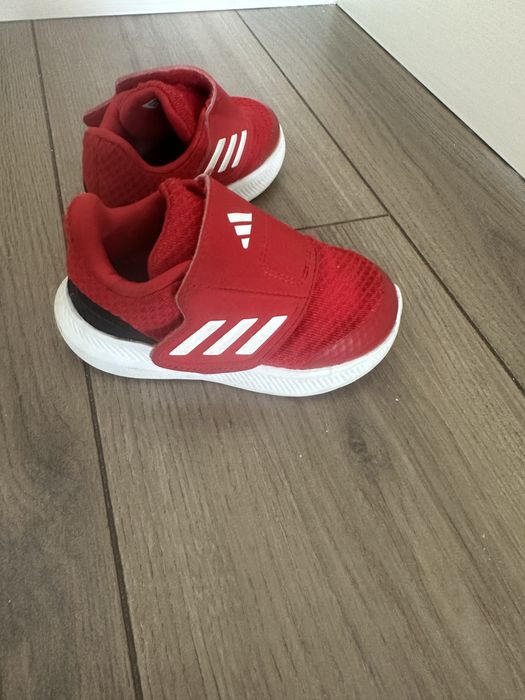 Обувь кроссовки.