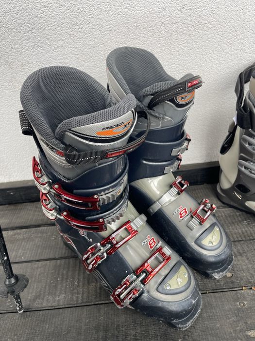 Ски, ски обувки у щеки