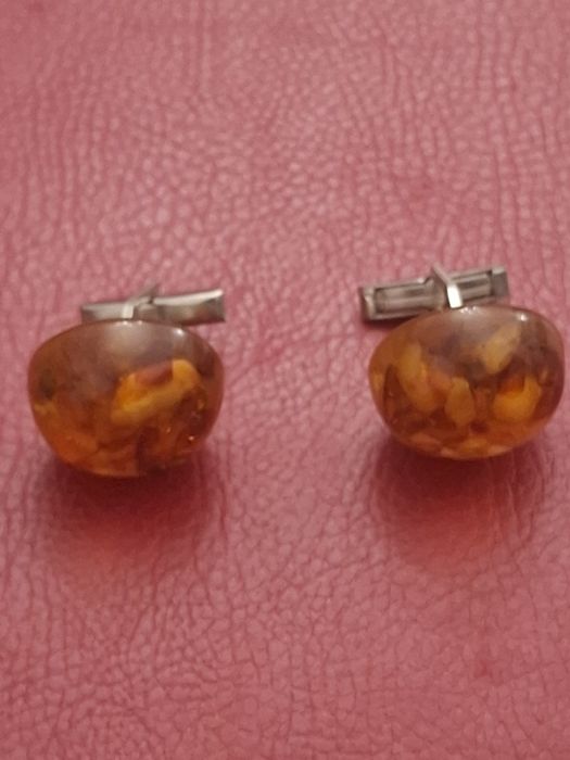 Butoni vechi chihlimbar