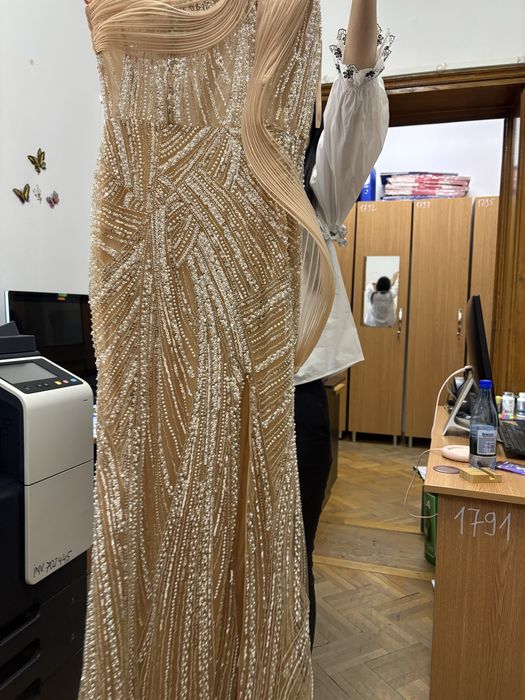 Rochie de seară/eveniment premium cu perle, paiete și voal – stare impecabilă