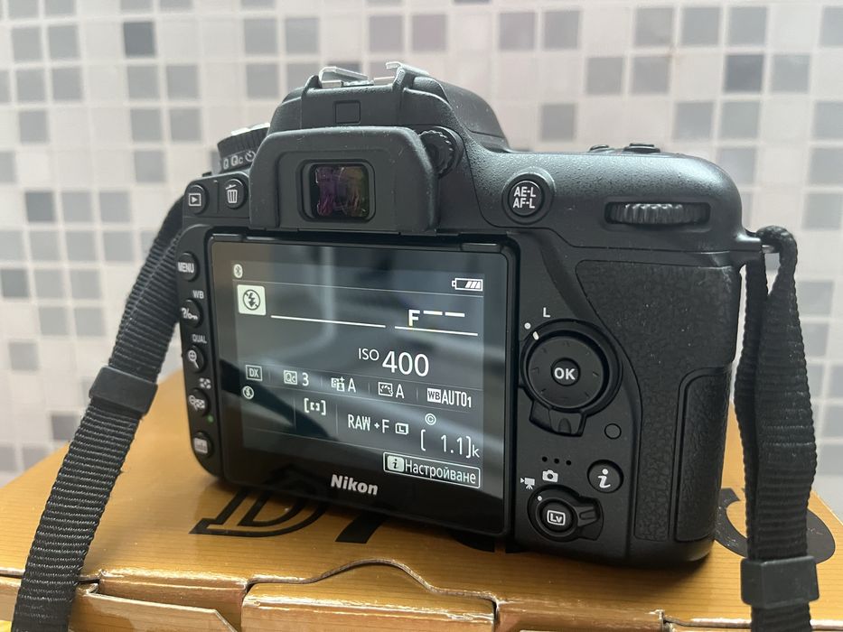 Продавам Nikon D7500 + външна светкавица Godox