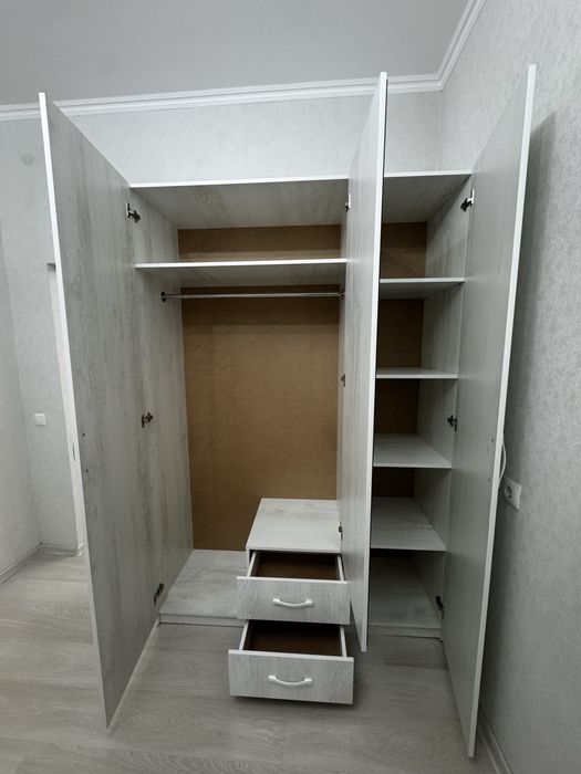 Кровать и шкаф для одежды