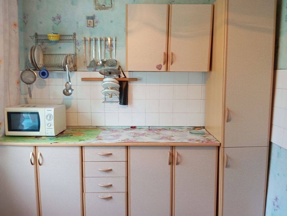 Продается кухонный гарнитур и стелаж