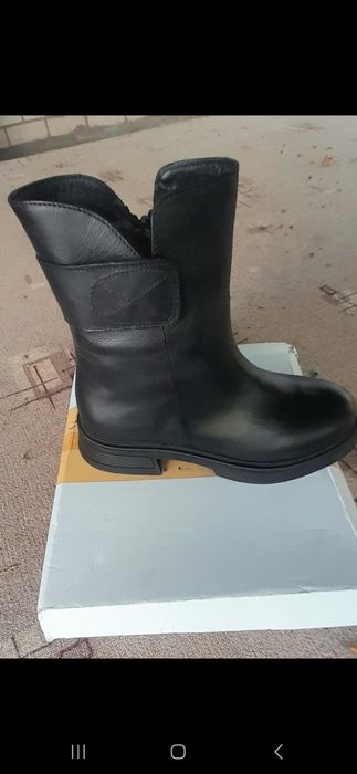 Продам новые женские ботинки