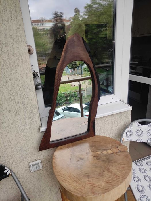 Огледало с дървена рамка