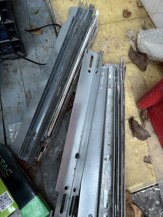 Suporturile suporti perete metalice pentru calorifer 8 lei bucata 30 buc instalatii sanitare