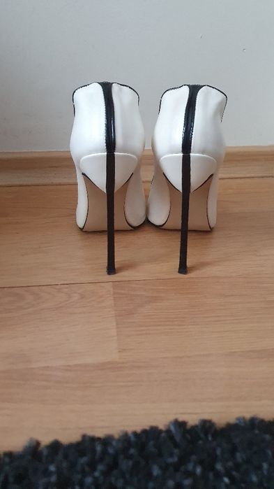 Официални обувки в бяло