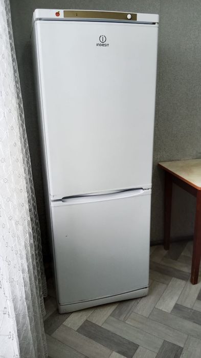 Продам холодильник Indesit