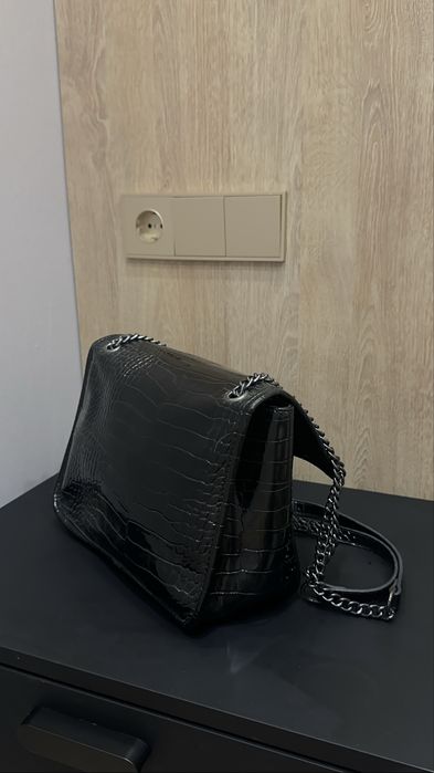 Лаковая сумка на цепочке