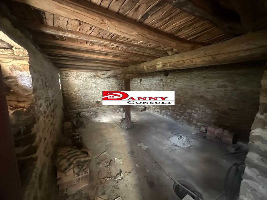 Едноетажна стара къща с двор в с. Димча