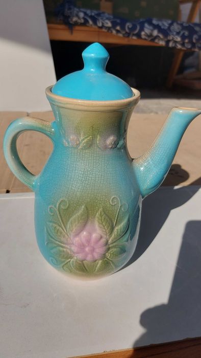 Кофейник, тарелки, электрочайник