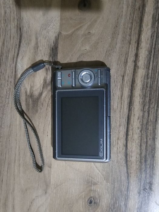 Камера  Casio Exilim EX-Z75, чисто нова батерия + сд карта подарък