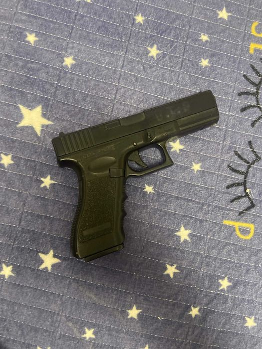 glock 17 airsoft cu 2 incarcatoare 2 moduri semi auto si full auto