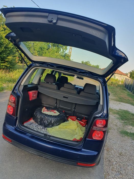 Vând Volkswagen Touran