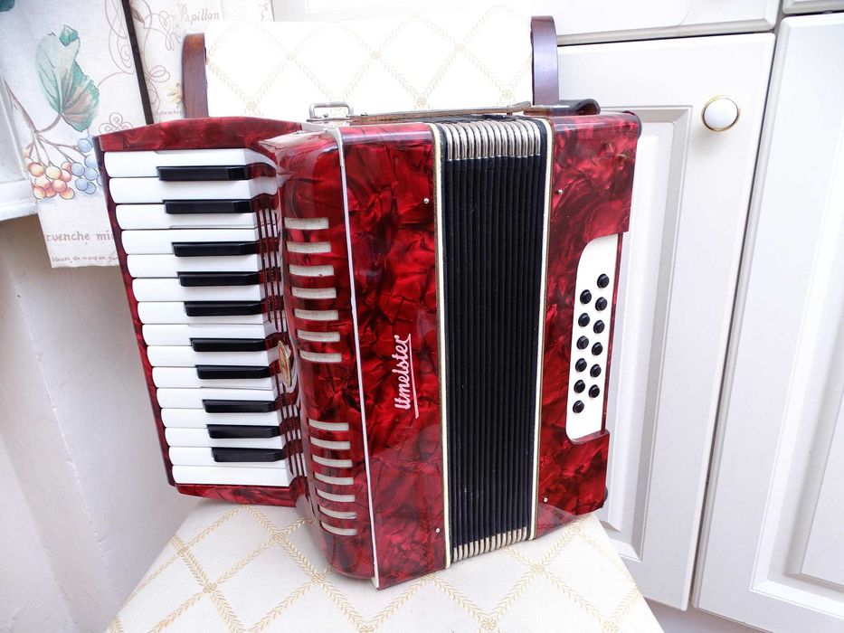 Много запазен стар акордеон Велтмайстер 12 баса