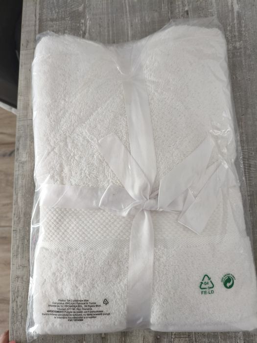 Set prosoape baie/ Avon/ absorbție excelenta/ prosoape albe/ noi