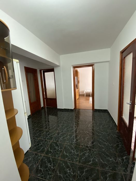 Apartament 3 camere de ÎNCHIRIAT - zona centrala, Bld Traian, foarte aproape de Scoala 2 si Spitalul Judetean.