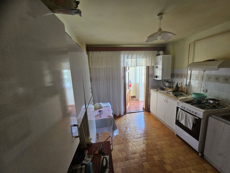 De vânzare apartament 3 camere – Cugir | Etaj 2 | 74mp | 62.000 € negociabil
Se oferă spre vânzare apartament spațios și bine compartimentat, situat