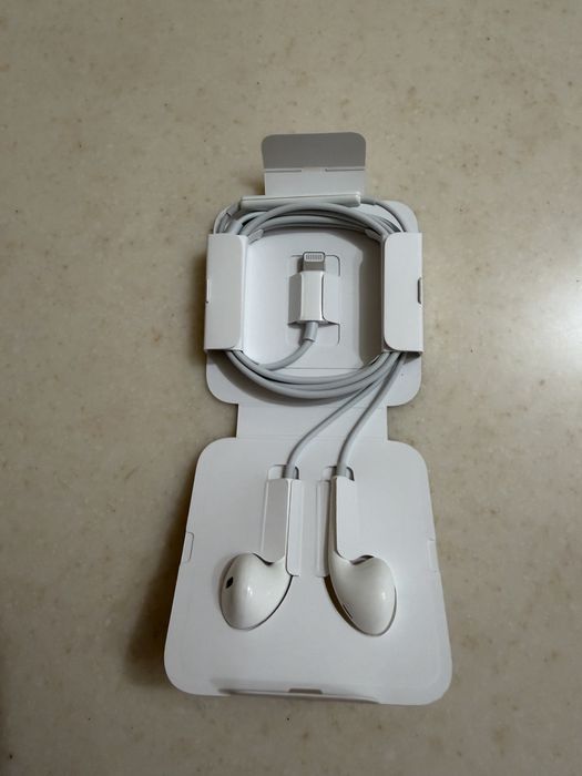 Продам новый паурбанк в упаковке, новые проводные наушники Apple 11