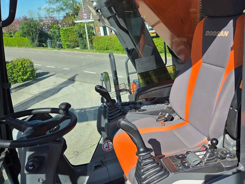 Колесный экскаватор Doosan DX210W-5