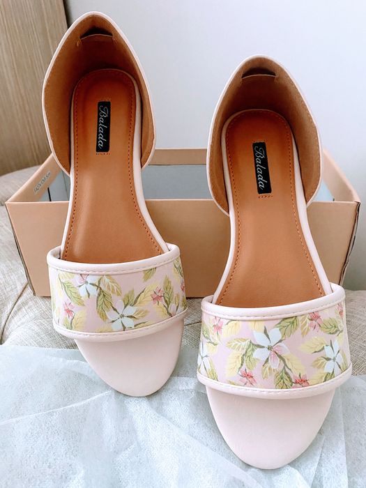 Бледо розови сандалки