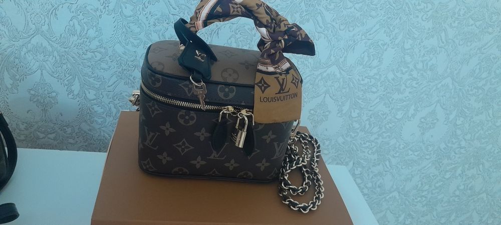Срочно продам сумку луи в коробке