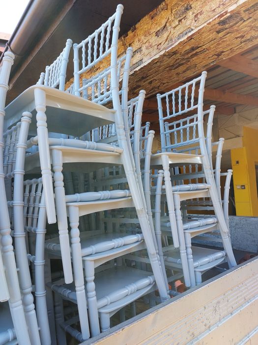 Vand scaune chiavari si mese