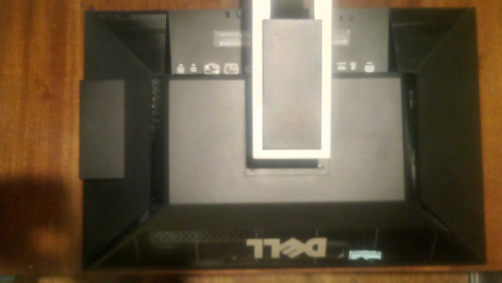 Продавам 27 инчов монитор DELL U2709W