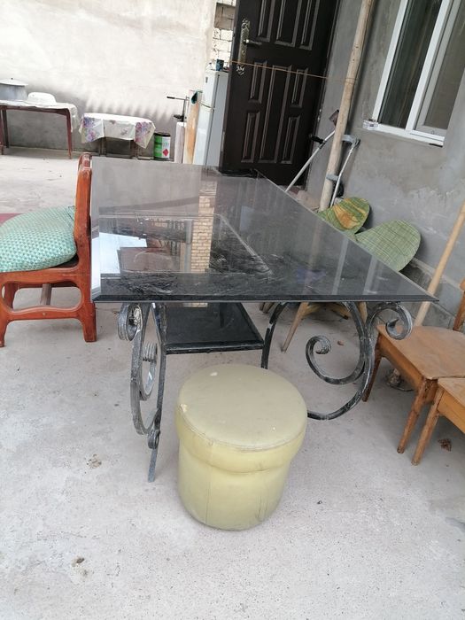 Stol sotiladi qalin 10 li oynadanjudayam baquvat qilib yasalgan