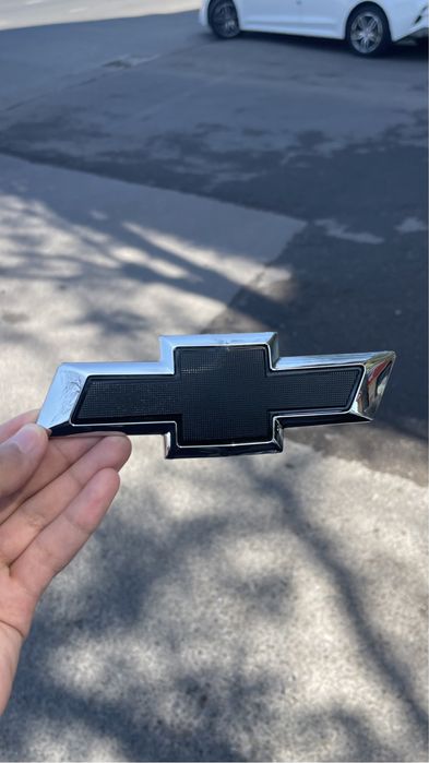 Onix Chevrolet emblema Redline