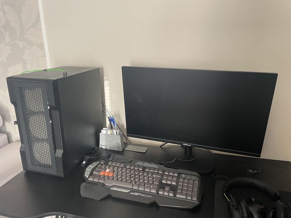 Gaming сет - конпютър , бюро , мишка , клавиатура , слушалки