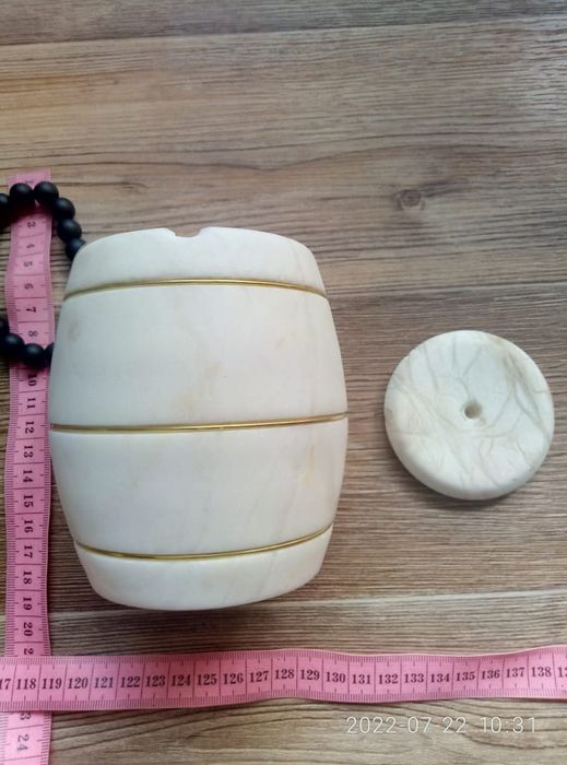 Пирамидка очень красивая, мрамор