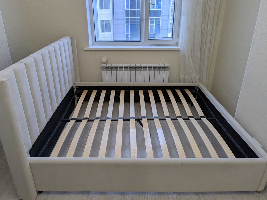 Кровать с матрасом 200х180